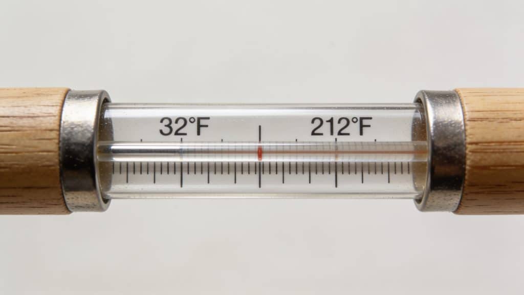 Thermometre montrant 32 et 212 Fahrenheit en gros plan