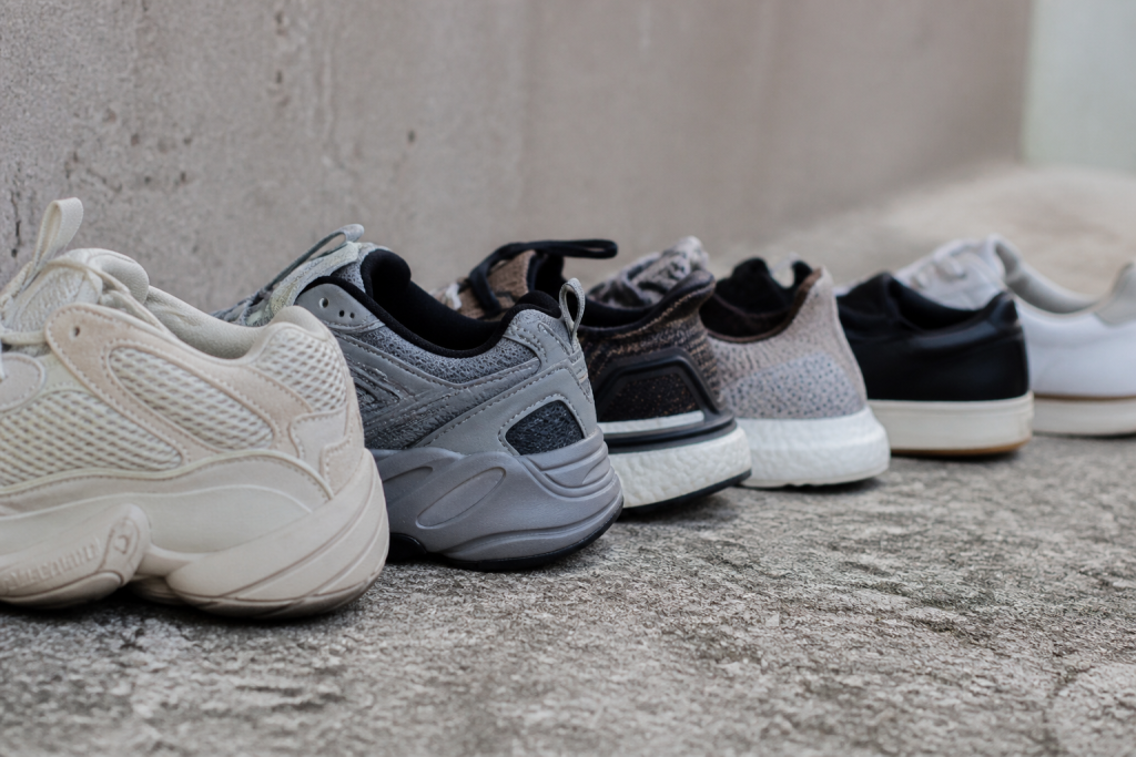 Paires de baskets alignees montrant mousses et materiaux divers