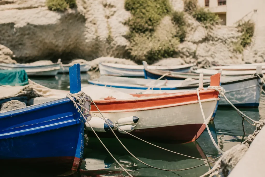 Bateaux colores amarres dans un petit port mediterraneen