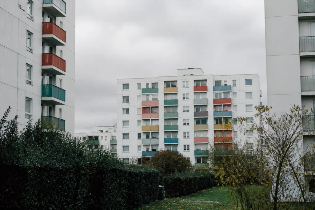 Grands ensembles blancs aux balcons colores sous ciel gris