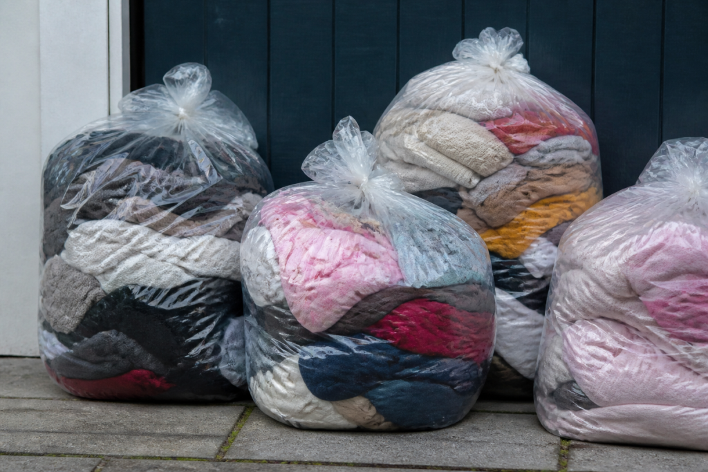 Tas de habits colores pretes pour collecte