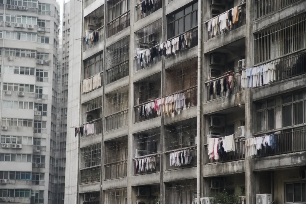 Grands immeubles gris et linge suspendu aux balcons