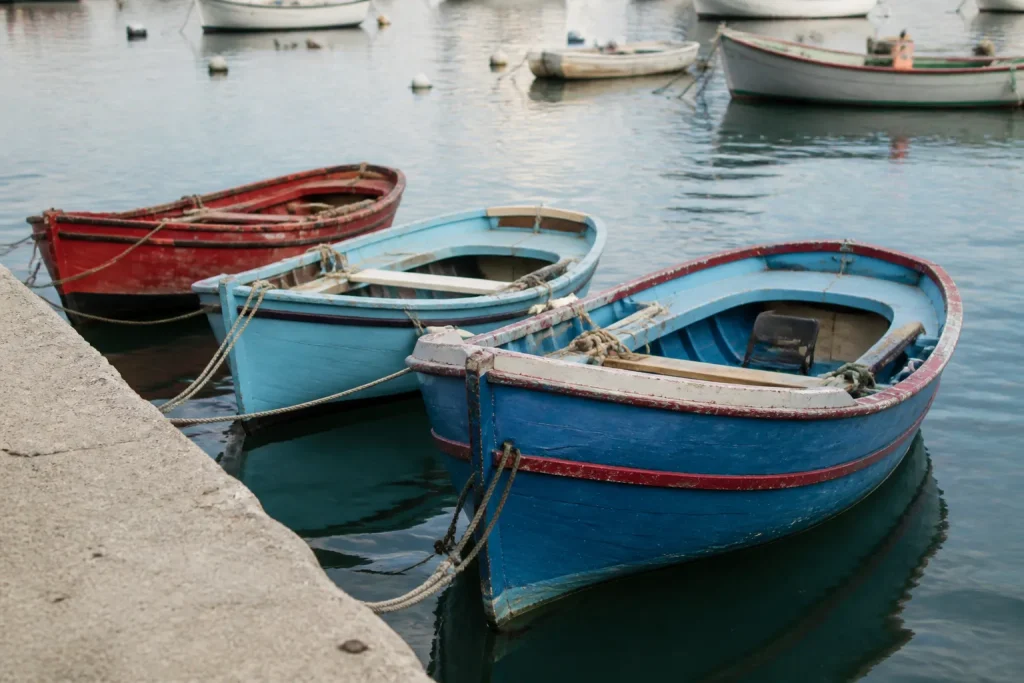 Petits bateaux de peche colores amarres au port