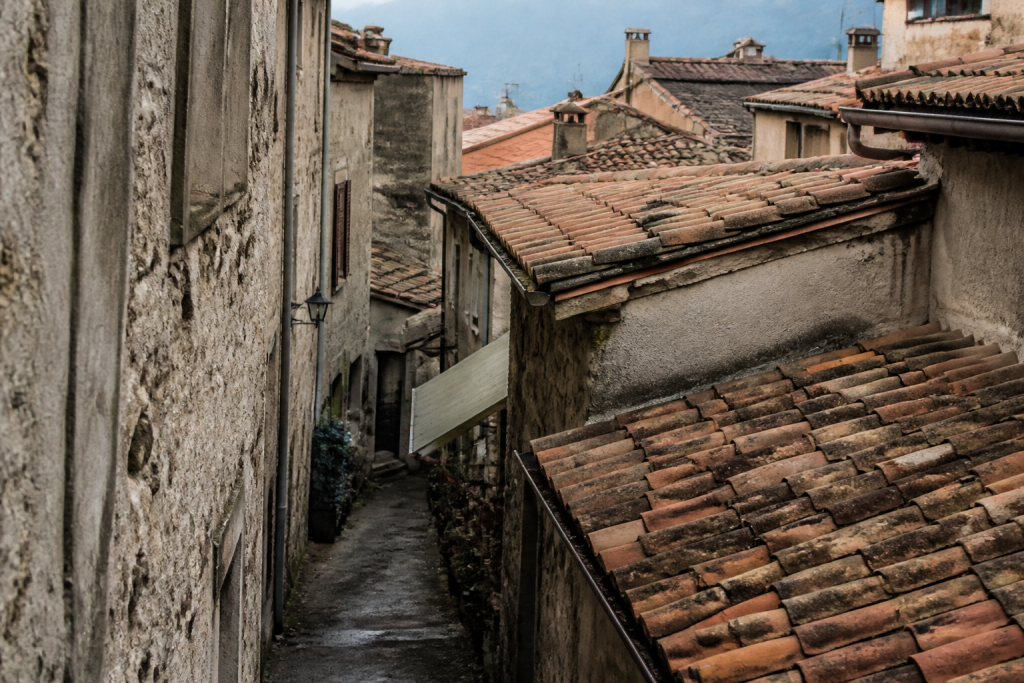 Ruelles etroites entre immeubles serres et toits de tuiles
