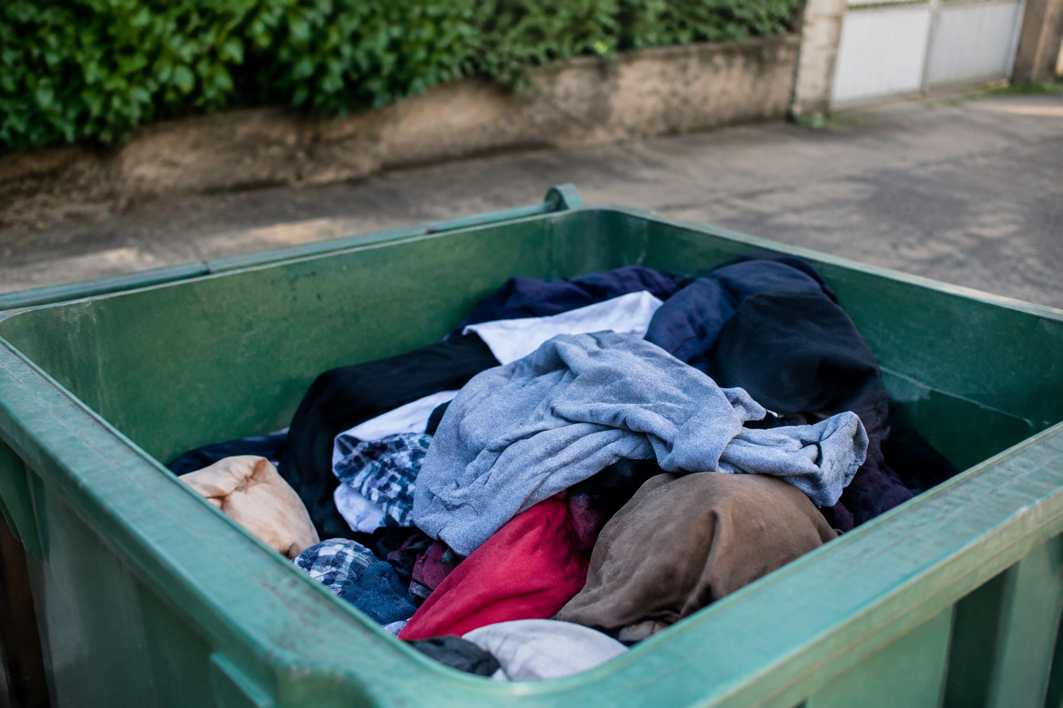 Où jeter ses tissus usagés : toutes les solutions (bornes, associations, alternatives)